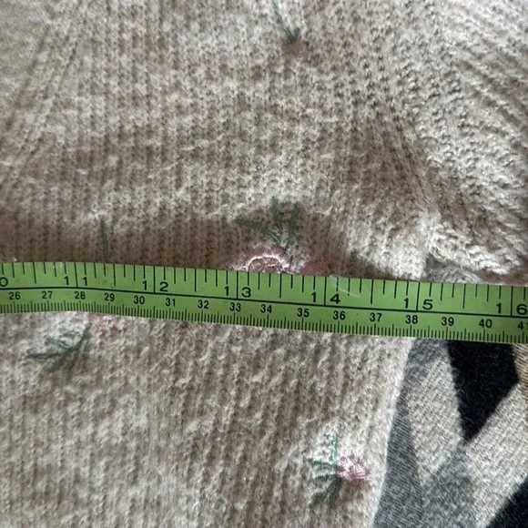 Cropped Cardigan with Embroidered Flowers - Picture 5 of 7